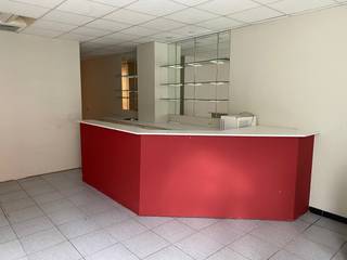 Bent u op zoek naar een woning met een uniek verhaal en eindeloze mogelijkheden? Dit solide pand uit 1957, gelegen in de levendige Bruggestraat, ademt karakter en biedt een zee aan ruimte. Waar vroeger de geur van verse broodjes de buurt verblijdde in de voormalige gelijkvloerse broodjeszaak, wacht nu een nieuwe toekomst.  Dit gebouw uit de late jaren 1950 combineert de stevige bouwkwaliteit van die tijd met een veelzijdige indeling. Het voormalige handelspunt op het gelijkvloers biedt een fantastische basis voor wie droomt van een ruim thuiskantoor, een atelier of simpelweg een riante extra leefruimte. De grote raampartijen aan de straatzijde zorgen voor een veellichtinval en een directe connectie met de omgeving.  Boven de voormalige handelsruimte bevindt zich het woongedeelte, waar de authentieke sfeer van de jaren '50 nog voelbaar is. Met zijn ruime vertrekken en logische opbouw is dit de ideale basis voor een renovatieproject dat modern comfort combineert met retro-charme.