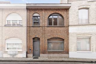 Huis te koop in Ieper centrum met 3 slaapkamers en stadstuin. Gelegen in de Lange Meersstraat 21 op wandelafstand van de Grote Markt. Uitermate geschikt voor wie op zoek is naar een woning of interessante investering in het stadscentrum. De woning werd recent gerenoveerd en heeft nieuwe sanitaire leidingen, nieuwe badkamer, dubbele beglazing en vernieuwde elektriciteit op het gelijkvloers en eerste verdiep. Uitermate geschikt voor wie op zoek is naar een woning met weinig werk!INDELINGGelijkvloers: Inkomhal - woonkamer met salon, eetplaats en geïnstalleerde keuken - nieuwe badkamer met toilet en douche - stadstuin met terras en tuinhuis.Eerste verdiep: Nachthal met inbouwkasten - twee slaapkamers - apart toiletTweede verdieping: 3de slaapkamerVerder heeft deze woning ook nog een droge kelder die gebruikt wordt als bergingALGEMEEN- CV op aardgasgas- Dubbele beglazing met rolluiken- Aanbouw met zonwering- Vernieuwd sanitair - Gerenoveerde badkamer