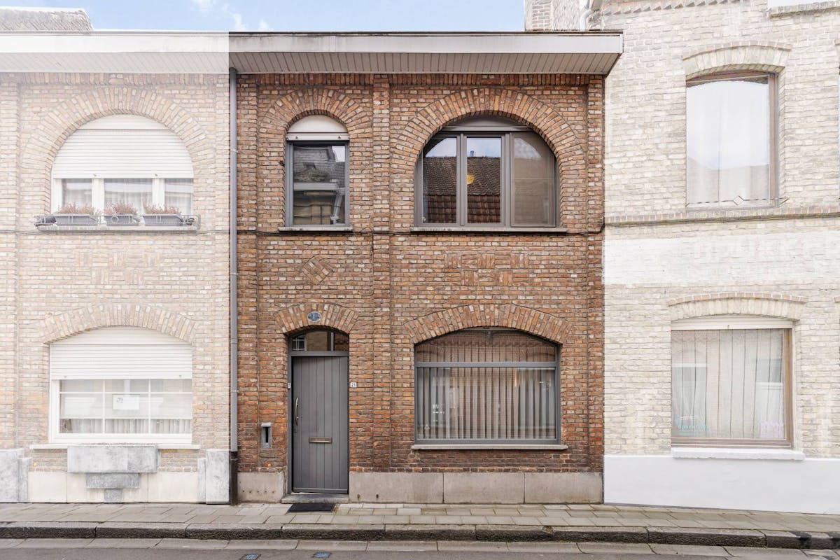 Huis te koop in Ieper centrum met 3 slaapkamers en stadstuin - foto 1