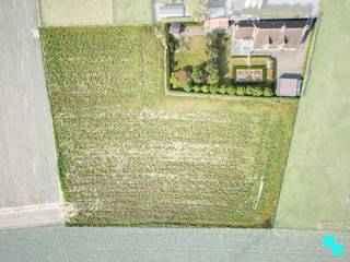 Landelijk gelegen open bebouwing op de grens van Lendelede, Izegem en Sint-Eloois-Winkel. De woning met bijhorende tuin is gelegen op een perceel...