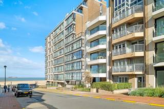 Instapklaar gelijkvloers appartement gelegen in een zijstraat van de Zeedijk in Duinbergen, met zijdelings zeezicht. Het appartement omvat...