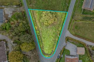 Contact : Maxime V - 0494/05.23.55 - maxime.v@weinvest.be
We Invest En Fagne vous propose ce terrain à bâtir de 1 042 m², situé à Seloignes.
A proximité de quelques habitations, mais surtout de bois et de prairies, il bénéficie d'un environnement calme et verdoyant, idéal pour un projet de construction à l'abri de l'agitation. Des haies bordent le terrain, et un arbre remarquable en occupe la partie centrale, ce qui lui donne beaucoup de caractère. Les sentiers de promenade et les bois de Seloignes sont accessibles rapidement pour profiter de la nature au quotidien.
Le village reste proche de Chimay et de ses commerces, services et écoles, ce qui permet de concilier cadre de vie paisible et vie quotidienne pratique.
Le terrain est proposé à partir de 57 000 €.
📞 Contactez Maxime au 0494 05 23 55 ou par e-mail à maxime.v@weinvest.be pour organiser une visite.