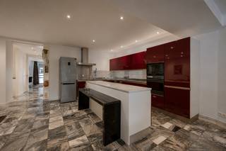 <p><span><strong>Prachtig gelijkvloersappartement met stadstuin op absolute toplocatie</strong><br /><br />Sommige appartementen voelen meteen als een thuis. Dit karaktervolle gelijkvloerse appartement van circa 100 m² is daar zonder twijfel één van. Het beschikt over twee afzonderlijke en volledig afsluitbare kamers, waarvan één momenteel als ruime hoofdslaapkamer is ingericht. De tweede volwaardige kamer kan perfect dienstdoen als extra slaapkamer, comfortabele logeerkamer, dressing of afzonderlijk thuiskantoor.</span></p>
<p><span>Het appartement is gelegen aan het begin van de Lange Leemstraat, op een bijzonder gegeerde locatie vlak bij de Leien en het Zuid. Hier woont u op wandelafstand van winkels, horeca en openbaar vervoer, terwijl u aan de achterzijde geniet van een uitzonderlijk ruime en rustige, zuidwestgerichte stadstuin van circa 35 m².</span></p>
<p><span>Dit karaktervolle pand werd in 2008 omgevormd van kantoorruimte tot een stijlvol en hedendaags appartement, waarbij kwaliteit en ruimte centraal staan. De prachtige groene natuurstenen vloer loopt doorheen bijna het volledige appartement en zorgt voor een warme, tijdloze uitstraling.</span></p>
<p><span>Bij het binnenkomen komt u terecht in de inkomhal met vestiaire en gastentoilet. Vanuit de hal betreedt u de ruime en lichtrijke leefruimte met open keuken en centraal keukeneiland. De keuken is volledig geïnstalleerd en uitgerust met hoogwaardige toestellen, ideaal voor wie houdt van comfort, koken en gezellig samenzijn.</span></p>
<p><span>Aansluitend bevindt zich de royale hoofdslaapkamer met ingemaakte kasten. Vanuit deze slaapkamer heeft u rechtstreeks toegang tot de ruime, zuidwestgerichte stadstuin van circa 35 m²: een heerlijke plek om in alle rust van de zon te genieten, gezellig te tafelen of vrienden te ontvangen.</span></p>
<p><span>Via een stijlvolle mezzanine bereikt u de ruime badkamer, voorzien van een dubbele lavabo, een ligbad en een inloopdouche.</span></p>
<p><span>Aan de straatzijde beschikt het appartement over een tweede volwaardige kamer met ingemaakte kasten. Deze ruimte kan volledig worden afgesloten en is perfect geschikt als extra slaapkamer, comfortabele logeerkamer, dressing of afzonderlijk thuiskantoor.</span></p>
<p><span>Bovendien worden de ramen en profielen aan de straatzijde nog vernieuwd. Dit zal het thermische en akoestische comfort van het appartement verder verhogen.<br /><br /><strong>Extra troeven</strong></span></p>
<span>Circa 100 m² bewoonbare oppervlakte</span><br /><span>Twee afzonderlijke en volledig afsluitbare kamers</span><br /><span>Uitzonderlijk ruime, zuidwestgerichte stadstuin van circa 35 m²</span><br /><span>Videofoon aanwezig</span><br /><span>Aansluiting voor was- en droogmachine discreet geïntegreerd in de vestiaire</span><br /><span>Ondergrondse parkeerplaats verplicht aan te kopen voor €35.000 — een bijzonder waardevolle troef op deze toplocatie, waar parkeren schaars is</span><br />
<p><span>Een prachtig en instapklaar appartement op een topligging, waar ruimte, licht, comfort en een uitzonderlijke buitenruimte perfect samenkomen.</span></p>
<p><span>Interesse? Voor meer informatie of het plannen van een bezichtiging kan u Xander contacteren via 0497 18 10 84 of </span><span>Xander@reds.be</span><span>.</span></p>