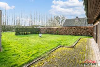 Op een uitzonderlijk perceel van 1.085 vierkante meter  vind je deze ruime gezinswoning ( 210 m) met zuidgerichte tuin en stevige structuur...