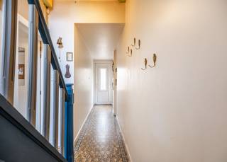 <p>Deze gezinswoning is gelegen in Mariakerke, een rustige buurt van Oostende met een eigen karakter. Het strand is op wandelafstand, de dagelijkse voorzieningen langs de Nieuwpoortsesteenweg zijn vlakbij, en dankzij de aanwezige parking is er geen parkingprobleem. Een bijkomende troef is het open zicht.</p><p><strong>Indeling</strong></p><p>Op het gelijkvloers vindt u een inkomhal, een leefruimte met keuken, een apart toilet, een berging, een kelder en een koer met tuinberging. Op de eerste verdieping zijn er twee slaapkamers en een badkamer met douche, wastafel, hangtoilet en kolomkast. De tweede verdieping telt nogmaals twee slaapkamers.</p><p><strong>Staat en werken</strong></p><p>De voorbije jaren werden een aantal gerichte investeringen gedaan: het dak werd vernieuwd, geïsoleerd en voorzien van nieuwe dakvensters, de condensatieketel werd een zestal jaar geleden vervangen en de badkamer inclusief leidingen werd in 2016 volledig vernieuwd. Dit resulteert in een EPC waarde D en bijgevolg geen renovatieverplichting voor de koper. </p><p>De woning vraagt verdere aanpassingswerken.  De elektriciteit dient conform gemaakt te worden, en ook het gelijkvloers — met inbegrip van de keuken — is aan vernieuwing toe.. Dit is een woning voor een koper die bewust kiest voor een renovatieproject en de werken gespreid in de tijd wil aanpakken. De woning is perfect bewoonbaar. </p>