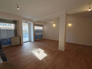 Deze gerenoveerde kantoorruimte is gunstig gelegen op een hoofdbaan van Oostduinkerke-Bad. In het handelspand is er een keuken, toilet...