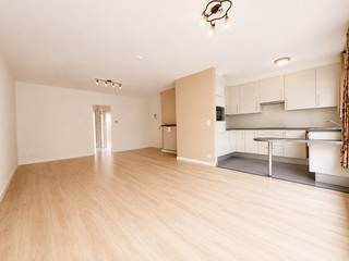 Vrij recent appartement in een verzorgde residentie te Heist centrum voorzien van 2 slaapkamers en een zuidgericht terras. De residentie werd opgeleverd in het jaar 2010. <br /><br />Indeling: Inkom, een ruime woonkamer met een halfopen en volledig ingerichte keuken, gastentoilet, twee slaapkamers waarvan één volwaardige slaapkamer en een tweede kinderkamer of dressing. Beide slaapkamers geven uit op een zongericht terras met uitweg. Het terras is groot genoeg voor het plaatsen van een tafel. Verder een moderne badkamer met inloopdouche en aansluiting voor de was-en droogmachine. In het gebouw inbegrepen een privatieve kelderberging en fietsenstalling. <br /><br />Asbestveilig, een blanco elektrische keuring en energielabel ... . <br /><br />Bezoeken? Graag na afspraak met Willem Cauwels op tel 050.89.27.70