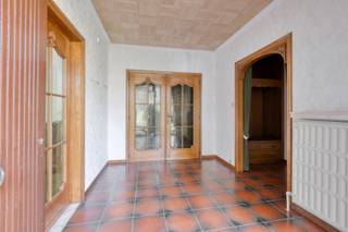 Deze ruime en goed onderhouden gelijkvloerse woning met vier slaapkamers geniet van een uiterst rustige en gunstige ligging, op wandelafstand van...