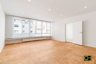 <p>Bent u op zoek naar een ruim en lichtrijk appartement op een gunstige locatie? Dan is dit recent gerenoveerde appartement aan de Grondwetlaan zeker een bezoek waard.<br /><br />Bij het binnenkomen wordt u verwelkomd in de ruime inkomhal, die toegang biedt tot de verschillende ruimtes van het appartement. De ruime woonkamer geniet dankzij de grote raampartijen van veel natuurlijk lichtinval en biedt voldoende ruimte voor zowel een gezellige zithoek als een volwaardige eetruimte.<br /><br />De afzonderlijke keuken is praktisch ingericht en beschikt over heel wat werk- en opbergruimte. Bovendien is er voldoende plaats voor een gezellig ontbijttafeltje. Aansluitend is er een functionele bergruimte. <br /><br />Verder zijn er twee volwaardige slaapkamers, een badkamer, een afzonderlijk toilet en voldoende ruimte om comfortabel te wonen.<br /><br />Tot slot is er een gemeenschappelijke fietsenberging aanwezig. U wagen kan geplaatst worden in de privatieve garagebox die verplicht dient aangekocht te worden voor een bedrag van 22.500,00 euro. <br /><br />Kortom, een ruim en lichtrijk appartement met twee slaapkamers, garage en fietsenberging op een interessante locatie vlak bij Gent.<br /><br />Bezoekdag woensdag 26 augustus van 16u tot 18u, mits het maken van een afspraak via 09 395 05 40 of verkoop@concept-home.be <br /><br />Vragen? verkoop@concept-home.be</p>