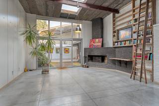 [[ DIT PAND NEEMT DEEL AAN DE ERA OPEN HUIZEN DAG OP 6/12 VAN 11:00 TOT 12:00 ]] <strong>Uitzonderlijke loft met atelier te koop nabij centrum Waregem.</strong><br /><br />Dit pand werd in 2008 volledig gerenoveerd en omgebouwd tot deze prachtige loft.<br />De loft heeft heel wat ruimte en mogelijkheden. De enorme leefruimte zorgt voor een open gevoel met heel wat lichtinval. <br />Er is een goed EPC, conform elektriciteitsattest en vloerverwarming op gas.<br /><br />Indeling is als volgt:<br />Inkomhal, eerste kamer, badkamer met douche en toilet, 2de kamer met bad/douche en wastafel. Open loft met veel ruimte, lounge put. Keuken voorzien in de leefruimte. 3de kamer is bereikbaar via de trap. Achteraan een koer met een atelier.<br />Vooraan de loft is er een aparte parkeerplaats. Deze is inbegrepen in de prijs.<br /><br />Troeven:
<ul><li>Goede ligging</li><li>Goed EPC </li><li>Veel ruimte</li></ul>
Heeft u interesse in deze loft? Contacteer Karel van ERA Bossuyt +32490 44 30 02