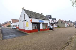 Op een ruim perceel van 1027 m² vindt u deze charmante woning terug in het centrum van het gemoedelijke Hechtel-Eksel. Met een royale...