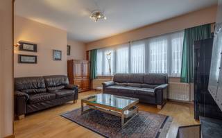 <p>Deze mooie en goed onderhouden bel-etagewoning is gelegen in een aangename en rustige wijk in Groot-Bijgaarden, met een uitstekende bereikbaarheid en tal van voorzieningen in de onmiddellijke omgeving. Dankzij de praktische indeling, de gezellige tuin en de gunstige ligging vormt deze woning een ideale thuis voor wie comfortabel wil wonen met alle voorzieningen binnen handbereik.</p><p> </p><p>De eerste verdieping vormt het centrale leefgedeelte van de woning en beschikt over een aangename en lichtrijke leefruimte met een gezellige salon en eetplaats. Aansluitend bevindt zich de geïnstalleerde keuken, die rond 2005 werd vernieuwd. </p><p> </p><p>Een verdieping hoger bevinden zich drie slaapkamers en een douchekamer. </p><p>Deze verdieping biedt een functionele indeling en voldoende ruimte voor een gezin, maar kan uiteraard ook worden aangepast aan uw persoonlijke noden, bijvoorbeeld als bureau, dressing of hobbyruimte.</p><p>Via een uittrekbare trap bereikt u bovendien de ruime zolder, ideaal als extra stockage- en bergruimte. </p><p> </p><p>Het gelijkvloers omvat een inkomhal die toegang biedt tot de garage met automatische poort, een praktische wasplaats, een apart toilet en een berging die tevens dienst doet als technische ruimte voor de gasverwarmingsinstallatie. Vanuit dit niveau heeft u bovendien rechtstreeks toegang tot het terras en de onderhoudsvriendelijke, gezellige tuin. </p><p> </p><p>De ligging vormt eveneens een belangrijke troef. De woning bevindt zich in een fijne woonwijk in Groot-Bijgaarden, nabij winkels, scholen en openbaar vervoer. Ook het station van Dilbeek en de belangrijke invalswegen zijn vlot bereikbaar, wat zorgt voor een goede verbinding met de omliggende gemeenten en Brussel.</p><p> </p><p><strong>Kortom, een verzorgde en praktische gezinswoning met drie slaapkamers, garage, tuin en heel wat bergruimte, op een gunstige locatie in Groot-Bijgaarden. Een bezoek waard!</strong></p>