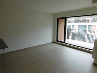 Dit modern en volledig geïnstalleerd appartement bevindt zich op de eerste verdieping en geniet van een uiterst centrale ligging.Via de inkomhal...