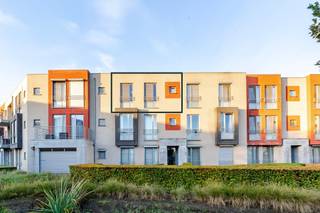 <p><span>Groen wonen in Kontich: ruim 2 slaapkamer appartement met terras en ondergrondse staanplaats</span></p><p><span>Ruimte, rust en een groene omgeving, met alle dagelijkse voorzieningen binnen handbereik!</span></p><p><span>Ontdek dit ruime appartement van 96 m² in Kontich. Met twee slaapkamers en een aangenaam terras van 15 m² met uitzicht op het groen biedt deze woonst een mooie combinatie van comfortabel wonen en ontspannen.</span></p><p><span>De ligging vormt een extra troef: winkels, scholen en openbaar vervoer bevinden zich in de nabije omgeving en ook het centrum van Kontich is vlot bereikbaar. Dankzij de goede verbindingen naar omliggende gemeenten en de Antwerpse regio is dit een interessante uitvalsbasis voor zowel pendelaars als wie graag alle voorzieningen dichtbij heeft.</span></p><p><span>Een ideale thuis voor wie ruimte, groen en een praktische ligging wil combineren.</span></p><p><span> </span></p><p><span>Indeling</span></p><p><span> </span></p><ul><li><span>Centrale inkomhal: ruime inkomhal met ingebouwde kast en toegang tot alle vertrekken van het appartement.</span></li><li><span>Slaapkamer 1: ruime hoofdslaapkamer van 14 m².</span></li><li><span>Slaapkamer 2: tweede slaapkamer van 11,5 m², ideaal als kinderkamer, bureau of hobbyruimte.</span></li><li><span>Badkamer: praktisch ingericht met een ruime lavabo, douche, handdoekdroger en voldoende opbergruimte.</span></li><li><span>Apart toilet: afzonderlijk gastentoilet, extra comfortabel in dagelijks gebruik.</span></li><li><span>Berging: handige bergruimte met aansluitingen voor wasmachine en droogkast.</span></li><li><span>Open keuken: volledig uitgeruste keuken die naadloos aansluit op de leefruimte en zorgt voor een open, gezellig geheel.</span></li><li><span>Leefruimte: bijzonder ruime en lichtrijke leefruimte van maar liefst 42 m², met rechtstreekse toegang tot het terras.</span></li><li><span>Terras: aangenaam terras van 15 m² met zicht op het groen, ideaal om in alle rust te ontspannen en van het buitenleven te genieten.</span></li></ul><p><span> </span></p><p><span>Extra </span></p><p><span>Gunstig EPC B</span></p><p><span>Voorzien van een kelderberging</span></p><p><span>Autostaanplaats verplicht aan te kopen van €25 000</span></p><p><span>Algemene kosten €138/maand (incl. onderhoud gebouw, blokpolis, spaarfonds)</span></p>