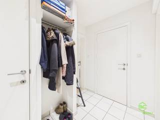 <p><span>In de schaduw van de Sint-Maartenkerk vinden we dit praktisch ingericht appartement op de tweede verdieping van een kleine residentie. </span></p><p><span>Horeca, handelszaken, scholen, vrijetijdsmogelijkheden, … liggen allemaal op wandelafstand. </span></p><p><span>Eveneens is het treinstation te voet zeer gemakkelijk te bereiken en biedt ze een vlotte verbinding richting Hasselt, Leuven en Brussel. </span></p><p><span> </span></p><p><span>Het gebouw werd midden jaren ’90 volledig gestript en heropgebouwd. In de aankomende zomer zal er nog een volledig nieuw dak geplaatst worden waardoor er geen grote toekomstige investeringen meer nodig zullen zijn. Het gebouw beschikt niet over een lift waardoor de gemeenschappelijke kosten ook gevoelig lager zijn. </span></p><p><span> </span></p><p><span>Binnenkomen doen we in de centrale hal vanwaar alle kamers in het appartement toegankelijk zijn. De leefruimte aan de voorzijde geniet van een aangename lichtinval dankzij de grote ramen. Hier vinden we ook een klein terrasje terug. De open keuken is voorzien van alle nodige toestellen en beschikt over een aangrenzende kleine berging. </span></p><p><span>Het slaapgedeelte is voorzien van twee ruime slaapkamers aan de achterkant, een apart toilet en de badkamer. Deze is uitgerust met een ligbad met douchefunctie, de aansluiting voor de wasmachine en een ruim meubel met dubbele lavabo. </span></p><p><span> </span></p><p><span>Het appartement is momenteel verhuurd waardoor u onmiddellijk kan genieten van de huuropbrengsten.</span></p><p><span> </span></p><p><span>Pluspunten:</span></p><p><span>- ligging in het centrum</span></p><p><span>- kleine residentie</span></p><p><span>- verwarming dmv lucht/lucht warmtepomp</span></p><p><span> </span></p><p><span>De vermelde bewoonbare oppervlakte is de netto-oppervlakte van de appartement.</span></p>
