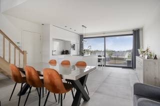 Dit ruime duplexappartement is rustig gelegen op wandelafstand van het centrum. Het appartement maakt deel uit van een kleinschalige residentie uit 2019 en combineert een rustige ligging met hedendaags wooncomfort en een uitstekende energieprestatie.<br /><br />De ligging is een absolute troef. Vanuit de Kortrijksestraat zijn winkels, horeca en andere dagelijkse voorzieningen vlot bereikbaar. Dankzij de centrale ligging zijn ook omliggende gemeenten gemakkelijk bereikbaar, terwijl u thuis geniet van een rustige woonomgeving.<br /><br />Bij het binnenkomen komt u in de ruime woonkamer met open keuken, voorzien van de nodige apparatuur. Vanuit de leefruimte heeft u toegang tot twee ruime terrassen, aan de voor- en achterzijde van het appartement. Verder bevinden zich op deze verdieping een slaapkamer, badkamer, apart toilet, berging en een extra ruimte die perfect kan dienen als bureauruimte.<br />Via de trap bereikt u de bovenverdieping, waar zich een tweede slaapkamer met eigen badkamer bevindt.<br /><br />Bij het appartement hoort een ruime garage met kantelpoort. De garage kan aangekocht worden aan een meerprijs van €30.000. <br /><br />Het appartement is zeer energiezuinig en geniet van een E-peil van 42, goed voor energielabel A.<br />Het appartement is momenteel verhuurd voor € 850/maand, exclusief de garage.<br /><br />Wie op zoek is naar een ruim en energiezuinig appartement met twee slaapkamers, twee badkamers, twee terrassen en een garage, op een rustige maar centrale locatie, vindt hier een bijzonder interessante woonst of investering.<br /><br />Bij interesse, aarzel niet ons te contacteren voor meer informatie of een plaatsbezoek op 051/201.400 of info@dicasa.be