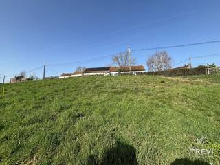 <p><span>Situé au calme et non loin du centre de Rebecq, beau terrain à bâtir offrant la possibilité d'y construire une belle maison 3 façades. Certificat d'urbanisme accepté. Le terrain développe une largeur de 15 m et une profondeur de +/- 40 m. Libre de constructeur. Faire offre à partir de 95.000 €. Infos et visites au 02/355.50.55.</span></p>