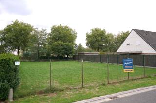 - Emplacement calme (dans une impasse) au centre de Rumbeke :Steelantstraat 7- Superficie : 573 m²- Largeur du terrain : 18 m, longueur 34 m-...