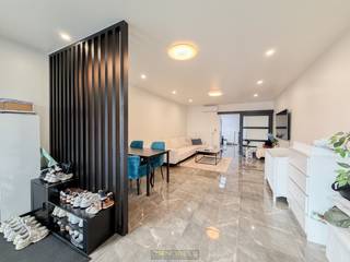 <span><span><strong>1ste bezoekdag zaterdag 25 april! Inschrijven kan via www.nobels.be onder referentienummer 4298140.</strong></span></span><br /><br />INSTAPKLARE GEZINSWONING met 3 SLAAPKAMERS, TUIN en GARAGE MET UITWEG ACHTERAAN, gelegen op een CENTRALE LOCATIE te Sint-Eloois-Vijve. Deze woning combineert een PRAKTISCHE INDELING met een GUNSTIG EPC (EPC-label C) en vormt de IDEALE THUISBASIS voor wie COMFORTABEL wil wonen NABIJ ALLE VOORZIENINGEN. Extra troeven zijn onder andere de UITWEG ACHTERAAN via de Gustaaf Mahieulaan, de AANWEZIGHEID VAN AIRCO met WARMTEPOMP (woonkamer) en een CONFORME ELEKTRISCHE INSTALLATIE.<br />Bij binnenkomst wordt u verwelkomd in de lichtrijke woonkamer met zithoek en eetplaats. Aansluitend bevindt zich de halfopen ingerichte keuken, uitgerust met alle nodige toestellen. Via de gang met lichtkoepels bereikt u de ingerichte badkamer, een apart toilet en een praktische wasplaats. Op de 1ste verdieping beschikt de woning over 2 ruime slaapkamers en een ingerichte zolderkamer op de 2de verdieping, die perfect kan dienen als 3de slaapkamer.<br />Buitenshuis geniet u van een tuin met overdekt terras, die rechtstreeks aansluit op de ruime garage.<br /><br />EPC: 226 kWh/m², G-score en P-score D, Geen renovatieverplichting van toepassing