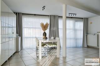 CONTACT <br />Jeroen Vandormael: jeroen@vastgoedvalkenborgh.be | 0498/05.76.72 <br /><br />Dit gelijkvloerse appartement aan de Keizel in Diepenbeek biedt een ruime en praktische indeling, ideaal voor comfortabel wonen. Met drie volwaardige slaapkamers, een deels overdekt terras en de mogelijkheid om een grotere tuin aan te leggen, is dit een interessante woonst voor zowel gezinnen als investeerders. <br /><br />Dankzij de grote raampartijen is er veel natuurlijk lichtinval, terwijl de parkeermogelijkheden vlak voor de deur het dagelijkse gebruiksgemak verhogen. Het gebouw telt slechts vier wooneenheden, beschikt over aparte inkoms en is zeer goed onderhouden. <br />Hierdoor zijn er nauwelijks gemeenschappelijke delen te onderhouden en blijven de algemene kosten bijzonder laag (slechts €125 per jaar). Het ontbreken van een lift draagt eveneens bij aan deze lage kosten. Een bijkomend voordeel is het aanwezige tuinhuis dat extra bergruimte biedt. <br /><br />De ligging is gunstig: op korte afstand van de verbindingsweg tussen Hasselt en Diepenbeek, met een vlotte verbinding naar beide centra, de Universitaire Campus en het station van Diepenbeek. Winkels en horecazaken bevinden zich eveneens in de nabije omgeving. <br /><br />Het appartement is momenteel verhuurd aan €745 per maand en wordt door de huurders zorgvuldig onderhouden, wat het ook aantrekkelijk maakt als investering. <br /><br />INDELING <br />Inkomhal, slaapkamer/bureau, apart toilet, ruime woonkamer met open keuken en schuifraam naar buiten, praktische berging met aansluitingen voor wasmachine en droogkast, extra slaapkamer, badkamer met lavabo, toilet en hoekbad (douchevoorziening aanwezig), derde slaapkamer, en een terras met tuin en tuinhuis. <br /><br />TROEVEN <br />- goede ligging <br />- instapklaar <br />- kleinschalige residentie (4 appartementen) <br />- 3 slaapkamers <br />- rustige gemeenschap <br />- bushalte vlakbij <br />- winkels vlakbij <br />- scholen vlakbij <br />- trouwe huurders (zeer goed onderhouden appartement) <br />- veel lichtinval <br />- gasketel recent vernieuwd (condensatieketel) <br />- voldoende parkeermogelijkheden (plaats voor meerdere wagens) <br />- geen algemene onkosten <br />- verhuurd aan 745 euro per maand <br /><br />BEKNOPT <br />Bewoonbare opp: 112m² <br />KI: 892 euro <br />EPC: 267 kWh / (m² jaar) – C label <br />CV aardgas: radiatoren <br />Vraagprijs: 269.000 euro <br /><br />Meer info: www.vastgoedvalkenborgh.be of via 0498/05.76.72 