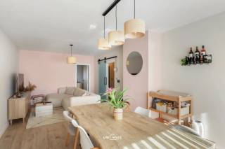 Op zoek naar een comfortabel en energiezuinig appartement op een toplocatie? Dan is dit verzorgde gelijkvloerse appartement in het hart van Puurs zeker een bezoek waard.<br />Het appartement beschikt over een lichtrijke leefruimte, een volledig uitgeruste keuken, twee volwaardige slaapkamers en een verzorgde badkamer. Dankzij de private tuin geniet u in alle rust van het buitenleven.<br />Extra troeven zijn de afgesloten garagebox én een bijkomende private staanplaats, zodat parkeren nooit een probleem vormt.<br />Met een EPC-label C en een volledig conforme elektriciteitskeuring bent u verzekerd van een energiezuinige en zorgeloze aankoop.<br />Ideaal als eigen woning of als investering. Interesse? Neem vandaag nog contact op voor een bezoek en ontdek zelf de troeven van dit mooie appartement!<br />