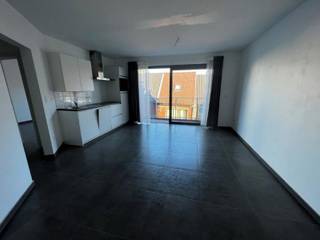 <p>Dit centraal gelegen en energiezuinig recent appartement op de 2<sup>e</sup> verdieping beschikt over een inkomhal met een toilet, een woonkamer met open ingerichte keuken en toegang tot het balkon, een berging met plaats voor wasmachine, 1 slaapkamer en een badkamer met lavabo en douche.</p>
<p>Centrale verwarming op aardgas, een lift, een gemeenschappelijke fietsenstalling en bergruimte zijn aanwezig. Beschikbaar vanaf 1 juni 2026. Huurprijs € 700 + € 35. E-peil 46.</p>
<p>Mooie centrale ligging, op wandelafstand van winkels, scholen en openbaar vervoer.</p>
<p>Goede bereikbaarheid via N16 en E17.</p>