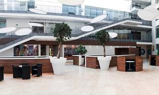 Modern uitgeruste kantoren, ideaal gelegen nabij de Ring en de Erasmus metro.  Talrijke faciliteiten: receptie met telefonische assistentie,...