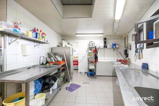Handelspand met woonst op commerciële toplocatie.In Maldegem, langs 1 van de belangrijkste verbindingswegen tussen de E40 en de kuststreek / Brugge, vinden we deze ruime handelszaak met woonst terug, gelegen op een ruim perceel.Het pand werd opgetrokken in 1960 en werd door de jaren heen goed onderhouden en vernieuwd. Het handelsgelijkvloers omvat een ruime winkel, met atelier, koelcel etc. De woonkamer, keuken, berging, terras en garage vinden we ook op het gelijkvloers terug, alsook heel wat autostaanplaatsen en 2 inritten. Op het verdiep vinden we 3 ruime slaapkamers terug en een badkamer, en nog een ruime zolder. Het handelsgelijkvloers omvat +- 150 m², en het woongedeelte omvat +- 160 m².Kenmerkend voor dit pand is de grote visibiliteit langs 1 van de drukste verbindingswegen van de streek. Het perceel ligt volledig in woongebied waardoor er heel wat mogelijkheden zijn, ook voor herontwikkeling.📞 Contacteer Emile voor een bezoek: 0492 08 08 08 – emile@correctvastgoed.be👉 Online schattingstool: https://www.correctvastgoed.be/schatting