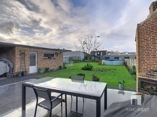 Welkom in deze volledig gerenoveerde (2015) halfopen woning in Nieuwerkerken (8 are) , een moderne en gezellige familiewoning met een...