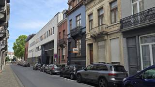 <p><span>Prachtig neoclassicistisch appartement met stadstuin te huur in Elsene</span></p><p><span> </span></p><p><span>U komt binnen via een inkomhal die toegang geeft tot de ruime leef- en eetkamer. Dankzij de hoge plafonds, houten vloeren en authentieke schouwen behoudt de woning haar charmante uitstraling.</span></p><p><span> </span></p><p><span>De volledig uitgeruste keuken beschikt over voldoende kastruimte en moderne toestellen, waaronder een oven en vaatwasser. Vanuit de keuken heeft u rechtstreeks toegang tot het terras en de privatieve stadstuin.</span></p><p><span> </span></p><p><span>Het appartement beschikt over een slaapkamer en twee badkamers. De eerste badkamer is uitgerust met een ligbad met douchefunctie en dubbele lavabo. De tweede badkamer beschikt over een inloopdouche.</span></p><p><span> </span></p><p><span>Deze woning biedt een aangename combinatie van ruimte, comfort en een rustige buitenomgeving, terwijl u zich op een centrale ligging in Elsene bevindt, vlak bij winkels, restaurants, openbaar vervoer en andere voorzieningen.</span></p><p><span> </span></p><p><span>Perfect geschikt voor alleenstaanden en koppels. </span></p><p><span> </span></p><p><span>Mis deze kans niet! </span><span>Gelieve het inlichtingenfiche, dat u terugvindt onder het tabblad </span><span>Documenten</span><span>, volledig in te vullen en vervolgens door te sturen naar <span>guillaume@ap-p.be</span></span></p><p><span> </span></p><p><span> </span></p><p><span>Bekijk ons aanbod op www.ap-p.be</span></p>