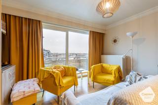 Deze <strong>instapklare</strong> <strong>studio</strong> gelegen in het bruisende hart van Blankenberge is gelegen <strong>nabij</strong> het <strong>station</strong> en op <strong>wandelafstand</strong> van het <strong>strand</strong>. <br /><br />Bij het binnenkomen van de studio komt u meteen terecht in de <strong>ruime</strong> <strong>leefruimte</strong>. Dankzij de <strong>grote</strong> <strong>raampartijen</strong> kunt u hier genieten van een <strong>aangenaam</strong> <strong>daglicht</strong> dat het appartement binnenvalt.  Aanpalend met de leefruimte bevindt zich de <strong>keuken</strong>, <strong>voorzien</strong> van alle <strong>nodige</strong> <strong>apparatuur</strong> (combi micro-oven, vaatwasmachine). Verder bestaat de studio nog uit een <strong>badkamer</strong> met een <strong>ruime</strong> <strong>inloopdouche</strong> en de <strong>mogelijkheid</strong> voor het <strong>plaatsen</strong> van een <strong>wasmachine</strong> en <strong>droogkast</strong>. Op de -I verdieping heeft u een ruime <strong>privatieve</strong> <strong>berging</strong>.<br /><br />Met een <strong>panoramisch</strong> <strong>zicht</strong> op het <strong>Stationsplein</strong>, waar in zowel zomer als winter tal van leuke evenementen plaatsvinden, is deze studio zowel een ideale investering als hoofdverblijfplaats. Bij <strong>helder</strong> <strong>weer</strong> heeft u zelf een <strong>zicht</strong> tot in de <strong>haven</strong> van <strong>Zeebrugge</strong>. <br /><br />De studio is gelegen op de <strong>5e</strong> <strong>verdieping</strong> in de residentie Melinda en is bereikbaar met de <strong>lift.</strong> Momenteel wordt de studio <strong>permanent</strong> <strong>verhuurd</strong>.