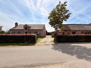 Deze vrijstaande woning met verschillende stalgebouwen en aanpalend weiland is gelegen op de hoek van de Landmolenstraat met de Korte Landmolenstraat. Het perceel inclusief weiland biedt vele mogelijkheden. De indeling van de woning is als volgt: U betreedt het pand via de inkomhal met vestiairemogelijkheden en gastentoilet. Verder komt u terecht in de leefruimte met eetkamer. De verzichten zijn prachtig! Aansluitend is er de ruime keuken met toegang tot de aanpalende bergruimte. Op de nachthal bevindt zich nog een slaapkamer en een badkamer. Via de vaste trap bereikt u de zolder die momenteel dienst deed als opbergruimte.De verschillende stalgebouwen en overkappingen deden dienst als opslagruimte. De toegang die mogelijk is via zowel de Korte Landmolenstraat als via de Landmolenstraat zelf, zijn een enorme troef. Alsook is het aanpalende weiland goed en praktisch gelegen.Nog enkele troeven van dit pand: Charmante hoeve met mogelijkheden die volledig naar jouw hand te zetten valt en dat allemaal in Temse nabij invalswegen.Interesse? Mail vrijblijvend naar verkoop@bebuild.be en ga met ons ter plaatse.