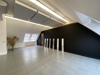 <p><span>Deze mooie open ruimte is terug te vinden op het 1ste verdiep en maakt deel uit van een grote site met heel wat bedrijfsactiviteit. Het impressionant gebouw is gelegen in een zijstraat van de Kortrijksesteenweg. <br />Aldus een zeer vlotte verbinding met de op- en afrit van de E40 en R4, alsook openbaar vervoer. <br />Bezoekers en werknemers betreden het gebouw via de indrukwekkende inkomhal, die beschikt over een onthaal- en wachtruimte.<br /><br /></span><span>Algemeen</span><span><br />/ de gemeenschappelijke delen worden dagelijks gepoetst door een professionele firma<br />/ voldoende parkeergelegenheid aan de voor- en achterzijde van het gebouw<br />/ Daarnaast kan er gebruik gemaakt worden van 2 gemeenschappelijke toiletunits en een keukentje. <br /><br />Deze ruimte kan onmiddellijk gehuurd worden voor een maandelijkse prijs van 1.000 euro + forfaitaire kost van 200 euro. <br />In de forfaitaire kosten zijn inbegrepen: parking, onroerende voorheffing, brandverzekering/afstand van verhaal, receptie (9u - 16u30), onderhoud van de gemene delen, nutsvoorzieningen van de gemeenschappelijke delen en vuilnis-ophaling</span></p>