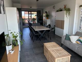 Ruim en lichtrijk appartement in hartje Arendonk<br /><br />In dit appartement op de bovenste verdieping van een unit met 5 appartementen heb je een weids uitzicht over de “skyline” van Arendonk. Doordat het appartement aan het uiteinde van het gebouw ligt, en er geen appartementen/hogere gebouwen tegenover gelegen zijn, heb je geen inkijk maar wel een open zicht op de omgeving.<br />Vanuit de inkomhal met gastentoilet kom je binnen in de keuken, uitgerust met alle apparaten zoals een combi-oven, elektrische kookplaat en vaatwasser, en een groot keukeneiland waaraan je gezellig kunt aperitieven. Aanpalend aan de keuken vind je de berging waar je de wasmachine, droogkast en voorraad kwijt kunt. Op deze keuken geeft een groot terras van 20m² uit waarop je 's ochtends in het zonnetje kunt ontbijten, en waar het 's avonds na een warme zomerdag nog goed toeven is. <br />In de ruime en lichtrijke living is er plaats voor een grote eettafel, gezellige zithoek én een bureau. Via een gang die aan het tweede terras (12m², westelijk georiënteerd) grenst, kom je in de nachthal waar je de badkamer met dubbele lavabo, douche en tweede toilet vindt, en 2 slaapkamers. Alle ruimtes zijn voorzien van vliegenramen.<br />Onder het gebouw bevinden zich tevens een berging en 1 ruime parkeerplaats, die inbegrepen zijn. Je fiets kan je kwijt in de gemeenschappelijke fietsenkamer op het gelijkvloers. <br /><br />Troeven van dit appartement:<br />- open zicht en privacy<br />- 2 grote terrassen<br />- Hoge plafonds en veel lichtinval door de hoge ramen rondom in de leefruimte<br />- Op wandelafstand van het centrum van Arendonk, maar toch rustig gelegen<br />- EPC label A<br />- recent gebouw (2021)