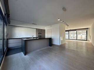 <p>Quares - Group TREVI presenteert :<br />Dit lichtrijke appartement bevindt zich op de 2de verdieping en is vlot bereikbaar via lift en trap. Bij het binnenkomen wordt u verwelkomd in een ruime inkomhal met ingemaakte vestiairekasten en een apart gastentoilet.<br /><br />De ruime leefruimte met open keuken baadt in het licht dankzij de grote raampartijen en vormt het hart van het appartement. De volledig uitgeruste keuken biedt alle hedendaags comfort, waaronder een vaatwasser, koelkast met diepvriesvak, inductiekookplaat, traditionele oven én combi-oven. Aansluitend bevindt zich een praktische berging met ingemaakte kast en aansluitingen voor wasmachine en droogkast.<br /><br />Achteraan het appartement vindt u een uitzonderlijk ruim terras van maar liefst 45 m², waar u in alle rust kan genieten van de zon en het buitenleven.<br /><br />Het appartement beschikt over drie slaapkamers. De hoofdslaapkamer beschikt over ingemaakte kasten en een ensuite badkamer. Deze badkamer is uitgerust met een dubbel lavabomeubel en een bad met douchecombinatie. Voor de twee andere slaapkamers is er nog een tweede douchekamer met inloopdouche en lavabomeubel, ideaal voor extra comfort.<br /><br />Verder is er een privatieve kelderberging inbegrepen.<br /><br />Autostaanplaats P3 op -1 kan gehuurd worden aan €150/maand.<br /><br />De forfaitaire gemeenschappelijke kosten bedragen 125 €/maand.<br /><br />Extra pluspunten van dit appartement:<br />✔ Huren op vennootschap mogelijk<br />✔ Lichtarmaturen en stores/vouwgordijnen reeds voorzien<br />✔ Onmiddellijk beschikbaar<br />✔ Zeer gunstige ligging in een kalme straat op het Zuid, vlakbij belangrijke invalswegen<br /><br />Een comfortabel, stijlvol en perfect gelegen appartement dat absoluut een bezoek waard is.</p>