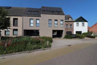 Energiezuinig (E-peil 20) appartement op de tweede verdieping met 3 slaapkamers, terras en autostaanplaats.INDELINGTWEEDE VERDIEPINGInkomhal met...
