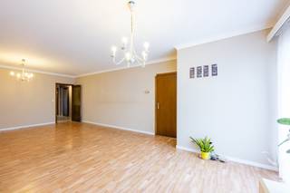 <p>Verzorgd appartement met 2 terrassen en autostaanplaats. Op wandelafstand van de Rupeldijk, nabij winkels, scholen en openbaar vervoer met centrale ligging tussen Antwerpen, Brussel en Mechelen.</p>
<p><span>INDELING<br /></span>Ruime inkomhal met gastentoilet.<br />Lichtrijke leefruimte met toegang tot het terras aan de voorzijde.<br />Volledig uitgeruste keuken.<br />2 Volwaardige slaapkamers met toegang tot het achterliggende terras (over de volledige breedte van het appartement), voorzien van rolluiken.<br />Badkamer met douche, lavabo en een tweede toilet.<br /><br />Overdekte autostaanplaats (verplicht aan te kopen aan 15.000EUR).<br />Gemeenschappelijke fietsenberging met praktische wasplaats voor fietsen of auto's.</p>
<p><span>POSITIEVE ASPECTEN</span><br />- Centrale ligging<br />- Twee terrassen (voor- en achterzijde)<br />- Overdekte autostaanplaats<br />- Ideaal als investering of voor eigen bewoning<br />- Onmiddellijk beschikbaar bij akte</p>