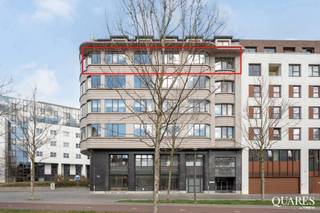Quares - TREVI Groep presenteert :<br />Bent u op zoek naar een exclusieve loft met karakter in centrum Antwerpen? Lees hier dan zeker even verder!<br /><br />Bent u zoek naar een unieke, luxueuze en riante woonst in een historisch kader? Deze adembenemende loft van ca. 325m², gelegen aan de Tunnelplaats 1 in Antwerpen, biedt het beste van twee werelden: de grandeur van een art-decogebouw uit 1937, ontworpen door architect Apollon Lagache, en een hedendaagse afwerking met oog voor detail en comfort.<br /><br />Een architecturaal pareltje op toplocatie<br /><br />Gelegen in een prachtig onderhouden interbellumgebouw, straalt deze loft karakter en klasse uit. De toplocatie, vlakbij het trendy Eilandje, het bruisende historische stadscentrum en Park Spoor Noord, biedt een ideale mix van rust en stedelijke dynamiek. Bovendien zijn invalswegen, openbaar vervoer en het Centraal Station op korte afstand te bereiken.<br /><br />Indeling: ruimte, licht en luxe<br /><br />Op de vijfde verdieping betreedt u de loft via een stijlvolle inkomhal met vestiaire en apart gastentoilet. Vervolgens komt u in de royale, lichtrijke leefruimte met een imposante gevelbreedte en grote raampartijen die zorgen voor een overvloed aan natuurlijk licht. De woonkamer is voorzien van een massieve parketvloer en een ingewerkte gashaard, wat bijdraagt aan de warme en gezellige sfeer. Aansluitend bevindt zich een hoogwaardige en kwalitatieve keuken met kookeiland en alle moderne toestellen. Een bijzondere troef is de cirkelvormige ruimte aan de leefruimte, ideaal als bureau of leeshoek, met een fenomenaal uitzicht over de stad.<br /><br />Royale slaapkamers en twee ruime badkamers<br /><br />Momenteel beschikt de loft over twee ruime slaapkamers. Er is echter voldoende ruimte om eenvoudig twee extra slaapkamers te creëren. De masterbedroom is voorzien van een volledig ingemaakte dressing en een ensuite badkamer met dubbele lavabo, een ligbad, grote inloopdouche en ingemaakte kasten. Daarnaast is er een tweede badkamer met douche, lavabo en aansluitingen voor was- en droogmachine. Tot slot is er ook nog extra bergruimte voorzien.<br /><br />Fantastisch 360° terras en extra voorzieningen<br /><br />Het appartement heeft toegang tot een adembenemend gemeenschappelijk dakterras van maar liefst 200m² met een panoramisch uitzicht over de hele stad. Hier kunt u heerlijk genieten van zonnige dagen, barbecues organiseren of ontspannen met vrienden en familie.<br /><br />Tot slot beschikt het appartement over een grote aparte kelderberging en is er een mogelijkheid tot aankoop van een overdekte autostaanplaats (35.000).<br /><br />Extra troeven:<br /><br />-Inpandige garage met mogelijkheid plaatsing laadpaal (35 000 euro)<br /><br />-Gigantisch gemeenschappelijk dakterras met panoramisch zicht over Antwerpen<br /><br />-Ruime aparte kelderberging<br /><br />-Gunstig EPC en conforme elektriciteit<br /><br />-Asbestvrij<br /><br />-Lage gemeenschappelijke kosten<br /><br />-Hoogwaardige afwerking<br /><br />Bent u op zoek naar een unieke woonervaring op een toplocatie in Antwerpen? Deze exclusieve loft combineert ruimte, luxe en een uitzonderlijke architecturale waarde. Mis deze kans niet en plan vandaag nog een bezoek!