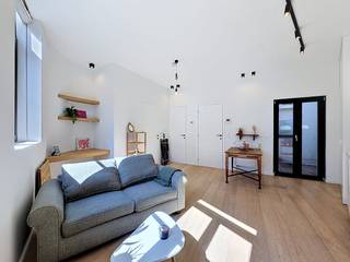 In de Krijgsgasthuisstraat wacht dit comfortabele en instapklare appartement op een nieuwe bewoner. Hier geniet je van de perfecte balans tussen licht, een praktische inrichting en modern comfort.De absolute kers op de taart is het gezellige terras. Een plek van rust in de stad waar je na een drukke dag heerlijk kunt ontspannen.Indeling van het appartement:Leefruimte met open keuken - slaapkamer - badkamer - terras - kelderberging.De gemeenschappelijke kosten onder de vorm van een forfaitbedragen €15/ maand en dienen voor de elektriciteit in de gemene delen.Onmiddellijk beschikbaar!