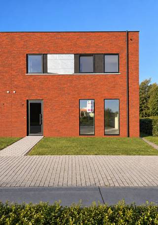 <strong>Halfopen woning te koop in De Vloei – Lot 129</strong><br /><br />Instapklare, energiezuinige halfopen woning met tuin en drie slaapkamers in de groene woonwijk De Vloei te Ieper.<br /><br />Deze kwalitatieve nieuwbouwwoning combineert modern wooncomfort met duurzame technieken zoals een warmtepomp, vloerverwarming, ventilatiesysteem D en zonnepanelen.<br />Dankzij het uitstekende E-peil van maximaal 20 geniet u van een lage energiefactuur en een aangenaam binnenklimaat, het hele jaar door.<br /><br /><strong>Indeling gelijkvloers : </strong>
<ul>
	<li>Inkomhal met vestiaire</li>
	<li>Gastentoilet</li>
	<li>Lichtrijke leefruimte met zicht op de tuin</li>
	<li>Ruime open keuken</li>
	<li>Praktische wasplaats</li>
	<li>Aangelegde tuin met tuinberging<br /> </li>
</ul>
<strong>Verdieping :</strong>

<ul>
	<li>3 volwaardige slaapkamers</li>
	<li>Ruime badkamer met dubbel lavabomeubel, inloopdouche, ligbad en toilet</li>
	<li>Handige bovenberging<br /> </li>
</ul>
<strong>Volledig afgewerkt :</strong><br />De woning wordt volledig afgewerkt opgeleverd, inclusief:
<ul>
	<li>Geïnstalleerde keuken</li>
	<li>Volledig ingerichte badkamer</li>
	<li>Vloerafwerking op gelijkvloers en verdieping</li>
	<li>Terras en tuinaanleg</li>
</ul>
<br /><strong>Troeven :</strong><br />✔ Halfopen bebouwing met extra lichtinval<br />✔ Energiezuinig wonen (E-peil max. 20)<br />✔ Warmtepomp, vloerverwarming en zonnepanelen<br />✔ 3 slaapkamers<br />✔ Tuin met praktische tuinberging<br />✔ Instapklaar afgewerkt<br /><br />Interesse? Contacteer ons voor meer informatie of een bezoek via 051 21 11 11 of matias@imfiro.be