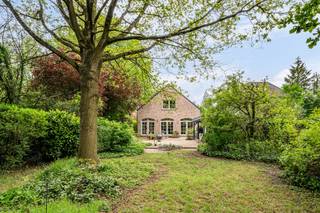 <p><strong>Verrassend ruime instapklare woning (2000) met prachtige, groene tuin met volwassen bomen en optimale privacy. </strong><br /><strong>Ideaal om wonen en werken te combineren! <br /></strong></p>
<p><span><strong>Indeling:</strong></span><br /><strong>Gelijkvloers</strong><br />- Inkomhal met gastentoilet.<br />- Gezellige <strong>leefruimte </strong>(ca. 44m²) op parketvloer met gashaard in natuursteen. - De grote raampartijen zorgen voor een aangename lichtinval en een mooi zicht op de tuin.<br />- <strong>Eetplaats</strong> met directe toegang tot het terras en de groene tuin. <br />- Volledig <strong>geïnstalleerde keuken</strong> (ca. 18m²) voorzien van kwalitatieve toestellen, veel kastruimte en een ATAG gasfornuis. Ruimte voor ontbijthoek.<br />- Praktische berging achter de keuken.<br />- Verder beschikt de woning over een uitzonderlijk <strong>ruime polyvalente ruimte</strong> (ca. 40m²) die momenteel ingericht is als muziekstudio/kantoor, voorzien van ingemaakte kastenwand en een <strong>kleine kitchenette</strong> (alsook van hieruit toegang tot het gastentoilet). Dit gedeelte heeft een eigen toegangsdeur waardoor privé mooi afgesloten kan blijven. Aansluitend bevindt zich een <strong>afzonderlijk bureau</strong>, vanwaar u rechtstreeks toegang heeft tot de ruime garage.<br />- <strong>Inpandige garage</strong> (ca. 32m²) met o.a. automatische poort, afgietbak, toegangsdeur naar buiten. Vanuit de garage luik naar de wijnkelder.<br /><br /><strong>Verdieping<br /></strong>- Ruime <strong>slaapkamer </strong>(ca. 19m²) met <strong>aansluitende dressing </strong>(ca. 12m²)<br />- <strong>Badkamer </strong>met dubbel lavabomeubel, douche en ligbad<br />- Nog <strong>drie </strong>volwaardige <strong>slaapkamers </strong>(ca. 19m², 22m², 22m²) <br />- <strong>Wasplaats </strong>met aansluiting wasmachine, lavabo en extra douche<br />- Vlizotrap naar de <strong>bergzolder</strong></p>
<p><span><strong>Algemeen:</strong></span><br />- De oprit biedt plaats aan meerdere wagens.<br />- Ruime garage met automatische poort.<br />- Wijnkelder.<br />- Verisure alarm.<br />- Kruipruimte onder de volledige woning.<br />- Het overdekte terras vormt de ideale plek om in alle rust te genieten van de tuin.<br />- De woning biedt bovendien bijzonder veel opslagruimte.<br /><span>- Gelegen op een</span><strong><span> </span>zeer centrale locatie,<span> </span></strong><span>op de grens met Brasschaat en Kapellen.</span><br /><span>- In de directe omgeving van diverse winkels, supermarkten, horeca, openbaar vervoer en in- en uitvalswegen.</span><br />- CV op aardgas (Buderus), via radiatoren<br /><br /><span>Stedenbouwkundige inlichtingen in aanvraag</span></p>