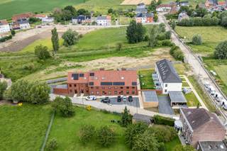 Gelieve voor een bezoek telefonisch contact op te nemen met Fabienne 0475/34.00.40 <br /><br />Een landelijke nieuwbouwwoning met 3 slaapkamers met zichten op de heuvels en gelegen in een klein aangelegd parkje. E-peil 26 met vloerverwarming en lucht-water warmtepomp Een privatieve carport alsook een extra buiten berging. <br /><br />Een aanrader als u op zoek bent naar een volledige instapklare woning, een gezellige groene omgeving, toffe mensen en een kleinschalig kwalitatief nieuwbouwproject van een vertrouwenspartner. Met privatieve terras en afgesloten tuin.<br /><br />Een veilige omgeving: hier kom je sowieso tot rust met de prachtige zichten, de bloemperken, de bomen, het beekje, de bankjes, de schaapjes, het nieuw aangelegd wandel en fietspad waardoor je op amper 5min in het centrum staat. Een fantastische en knusse locatie waar het rustig en goed wonen is met in totaal 7 woningen en 8 appartementen.<br /><br />Gelieve ons te bellen om een afspraak te maken, we beantwoorden geen mails. <br /><br />