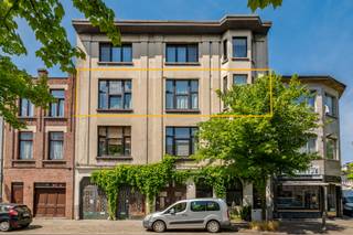 <p>Welkom op de tweede verdieping van een karaktervol gebouw waar slechts vier eigenaars wonen. Hier krijg je geen appartement met een stukje van een verdieping. Nee, de hele verdieping is van jou.</p>
<p>En dan stap je binnen... 215 m² woonplezier, plafonds van maar liefst <strong>3,60 meter hoog,</strong> prachtige <strong>visgraatparketten</strong>, authentieke elementen en een indeling die allesbehalve voorspelbaar is.</p>
<p>Het appartement werd gebouwd rond een centrale lichtkoker, waardoor alle ruimtes op een verrassende manier in elkaar overvloeien. Geen lange, donkere gang die kamers aan elkaar rijgt, maar een vloeiende indeling die telkens weer een nieuw zicht, een andere ruimte of een onverwachte hoek prijsgeeft. Het is speels, logisch en ontzettend charmant. Je wandelt als het ware een rondje door je eigen woning. Praktisch? Absoluut. Origineel? Nog veel meer.</p>
<p>Er zijn vier slaapkamers, waarvan één vandaag als dressing dienst doet, twee badkamers en verschillende leefruimtes die zich moeiteloos aanpassen aan jouw leven. Een gezellige tv-kamer, een bibliotheek, een speelkamer, een thuiskantoor,… Het kan allemaal, zonder dat iemand moet inboeten op zijn eigen plekje</p>
<p>Ook de prachtige keuken is zo'n ruimte waar vanzelf leven ontstaat. Een lange tafel, koffie die net iets te lang duurt, vrienden die blijven hangen... Precies zoals het hoort.</p>
<p>En buiten? Daar ligt één van de leukste buurten van Antwerpen aan je voeten<br />'s Ochtends wandel je naar Butchers Coffee voor je cappuccino, haal je zuurdesembrood bij Boulot, spreek je af op het Krugerplein voor een aperitief bij Bar Leon of sluit je de avond af bij Bar Chapel. Alles ligt op wandelafstand.<br /><br />Ook technisch zit alles goed. Een EPC B, conforme elektriciteit, een vernieuwde gasketel en als extraatje nog een kelderberging.</p>
<p>Er staat nog een prachtige originele lift in het gebouw. Die brengt je vandaag helaas nergens naartoe, behalve misschien even terug in de tijd... Gelukkig doet hij dat met bijzonder veel charme.<br /><br />Troeven:<br />- Volledige privéverdieping<br />- Slechts 4 eigenaars in het gebouw<br />- Authentiek karakter met plafonds van 3,60 m<br />- Prachtige visgraatparketten en originele elementen<br />- Unieke indeling<br />- 4 slaapkamers <br />- 2 badkamers<br />- Prachtige keuken<br />- EPC B<br />- AREI conform<br />- Vernieuwde gasketel<br />- Privatieve kelderberging<br />- Fietsen kunnen veilig in het gebouw geplaatst worden<br />- Gem. kosten ca. €200/maand (incl. water)<br />- Leuke ligging</p>
<p>Hier wandel je mogelijks binnen voor een bezoek... en wandel je terug buiten met verhuisplannen :-)</p>