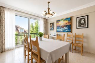 Welkom in de Oostendestraat 135/3, een instapklaar appartement gelegen op de tweede verdieping (met lift) in het centrum van Torhout. In de nabije omgeving bevinden zich supermarkten, scholen, ziekenhuizen, een sportcomplex en nog zoveel meer!<br /><br />Het appartement verwelkomt u via de inkomhal met gastentoilet. De lichtrijke leefruimte geniet van veel natuurlijke lichtinval en sluit naadloos aan op de eetplaats, die op haar beurt toegang biedt tot het eerste zongerichte terras. Aansluitend bevindt zich de halfopen keuken, voorzien van toestellen en een handige berging. Verder beschikt het appartement over twee volwaardige slaapkamers met toegang tot het tweede terras, alsook een ruime badkamer uitgerust met een dubbele lavabo en instapdouche.<br /><br />U heeft de mogelijkheid om bijkomend een garage aan te kopen. Geen gedoe meer met parkeren op straat: uw wagen staat veilig en droog in uw eigen garage.<br /><br />Kortom, dit appartement biedt de perfecte combinatie van comfort, stijl en gemak. Aarzel niet en neem vandaag nog contact op voor meer informatie of een bezoek ter plaatse.<br /><br />De vermelde prijs is een richtprijs, elk bod hoger of lager dan deze prijs wordt voorgelegd aan de eigenaar die zich het recht voorbehoudt om dit te aanvaarden of te weigeren<br /><br />Neem voorsprong met een vrijblijvende schatting via:<br />www.residentievastgoed.be/gratisonlineschatten