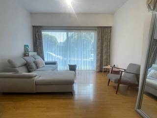 <p><strong>Appartement met één slaapkamer op een leuke, gelijkvloerse verdieping.</strong><br />In een verzorgde mede-eigendom en rustige omgeving.<br /><br />Ontdek dit charmante gelijkvloers appartement van 78m² nabij openbaar vervoer en de vijvers met park van Anderlecht-Pede.</p>
<p>Het appartement heeft een centrale hall met enerzijds toegang tot de vooraangelegen, ruime leefruimte (voorzien van screens) en anderzijds de aparte geinstalleerde keuken met technische berghoek. De slaapkamer en aparte badkamer met douche in ligbad.</p>
<p>Een parkeerplaats is mogelijk mee aan te kopen voor meerprijs van 15.000 euro.<br /><br />EPC 224 kWh/(m²/j) <br />klasse E+</p>