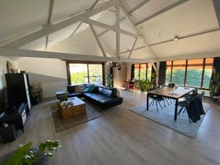 Deze prachtige loft is gelegen op een unieke locatie, op wandelafstand van winkels, horeca en scholen. Gelegen op de eerste verdieping biedt deze woning een combinatie van ruimte, rust en comfort.<br /><br />De loft beschikt over twee ruime kamers, beide voorzien van praktische inbouwkasten. De badkamer is uitgerust met een ligbad, een aparte douche en een wastafel met dubbele lavabo.<br /><br />De ruime leefruimte met open keuken wordt omgeven door grote raampartijen, waardoor er volop natuurlijk licht binnenvalt. In combinatie met het zichtbare houten dakgebinte zorgt dit voor een bijzonder ruimtelijk en karaktervol gevoel.<br /><br />De open keuken is uitgerust met alle hedendaagse comfort. Een absolute troef van deze uitzonderlijke loft is daarnaast het aangename terras, dat een mooie uitbreiding vormt van de leefruimte.<br /><br />Verder beschikt de woning over een praktische berging en een twee autostaanplaatsen, beide inbegrepen in de huurprijs van €950 per maand.<br /><br />Geen gemeenschappelijke kosten.<br /><br />Beschikbaar vanaf 1 december 2026 of in overleg vanaf 01/11/2026.<br /><br />De troeven:<br /><br />- Centrum Geel<br />- 2 Autostaanplaatsen<br />- Afzonderlijke berging<br />- Ruim Terras<br /><br />Heb je interesse? Vraag uw bezoek aan via onze website https://www.immovl.be/te-huur/list en druk op de knop 'IK WENS EEN BEZOEK'.
