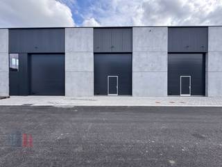 Nieuwbouw KMO-unit met een oppervlakte van +/- 90 m² te koop, de unit maakt deel uit van de gloednieuwe KMO-site <strong>"CLARYSSE BUSINESS PARK"</strong> en is uitstekend gelegen langs de Brugsesteenweg (N50) en biedt moderne en hoogwaardige KMO-units. <br />Het project bestaat uit 38 KMO-units met oppervlaktes van 90 m² tot 488 m², eventueel samen te voegen tot grotere entiteiten. <br /><br />De casco loodsen zijn opgebouwd uit een staalconstructie in combinatie met betonwanden en architecturale sandwichpanelen en hebben een vrije hoogte van +/- 6 m. Elk magazijn is toegankelijk via een automatische sectionale poort (4m B x 4,5 m H) met geïntegreerde loopdeur of met aparte toegangsdeur met bovenliggende raampartij. Daarnaast zijn de units voorzien van een lichtstraat met rookluik (brandklasse C), geïsoleerd steeldeck, polybetonvloer, aansluitingen voor water, elektriciteit en een afvoer.<br /><br />Per twee units wordt er een regenwaterput van 5.000 L voorzien en optioneel kunnen er zonnepanelen geplaatst worden. <br /><br />Beschikbaar bij akte.<br /><br />Contacteer <strong>PANORAMA B2B</strong> voor bijkomende inlichtingen of een vrijblijvend plaatsbezoek <strong>050 300 800</strong>.