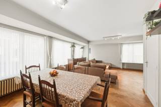 Deze centraal gelegen bel-etage woning combineert ruimte, licht en comfort met een uiterst praktische ligging. Dankzij de hoekligging geniet de woning van een aangename lichtinval in alle ruimtes, wat zorgt voor een open en warme sfeer doorheen de hele woning. De woonst is instapklaar en beschikt over een conforme elektrische installatie, zonnepanelen en een EPC-score C, wat bijdraagt aan een zorgeloze bewoning. Met haar ruime volumes is dit een ideale gezinswoning, perfect voor wie op zoek is naar comfort en functionaliteit. De woning beschikt over een ruime garage én een extra staanplaats, een absolute troef in een centrale omgeving. <br />Verder is er een knus en onderhoudsvriendelijk terras, ideaal om in alle rust van het buitenleven te genieten.<br /><br />Gelegen nabij alle voorzieningen zoals winkels, scholen en openbaar vervoer, met een vlotte verbinding naar omliggende gemeenten, biedt deze woning een uitstekende combinatie van wonen en bereikbaarheid.<br /><br />Indeling:<br /><br />Gelijkvloers:<br />- Inkomhal,<br />- Waskamer,<br />- Bureau of extra slaapkamer,<br />- Ruime garage,<br /><br />Eerste verdieping:<br />- Inkomhal,<br />- Gastentoilet,<br />- Ruime leefruimte met gezellige zithoek en eetgedeelte,<br />- Kwalitatieve, ruime keuken met natuurstenen werkblad,<br />- Gezellig terras,<br /><br />Tweede verdieping:<br />- Eerste ruime slaapkamer,<br />- Tweede ruime slaapkamer,<br />- Derde slaapkamer,<br />- Badkamer met wastafel, toilet en inloopdouche,<br /><br />Interesse in deze lichtrijke en instapklare gezinswoning? Neem vandaag nog contact op voor een bezoek ter plaatse!