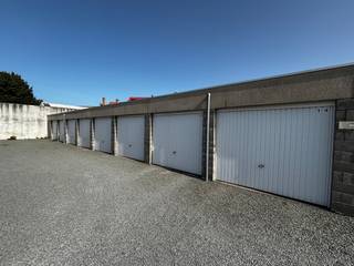 Bent u op zoek naar een ruime garagebox in Oostende voor uw wagen, extra bergruimte of als interessante investering? Dan zijn deze garageboxen in Mariakerke zeker het bekijken waard. Ideaal voor wie extra opslagruimte zoekt, zijn wagen veilig wil stallen of op zoek is naar een interessante investering. Wacht niet langer en ontdek zelf de mogelijkheden. Neem vandaag nog contact met ons op voor meer informatie of plan meteen een bezoek.