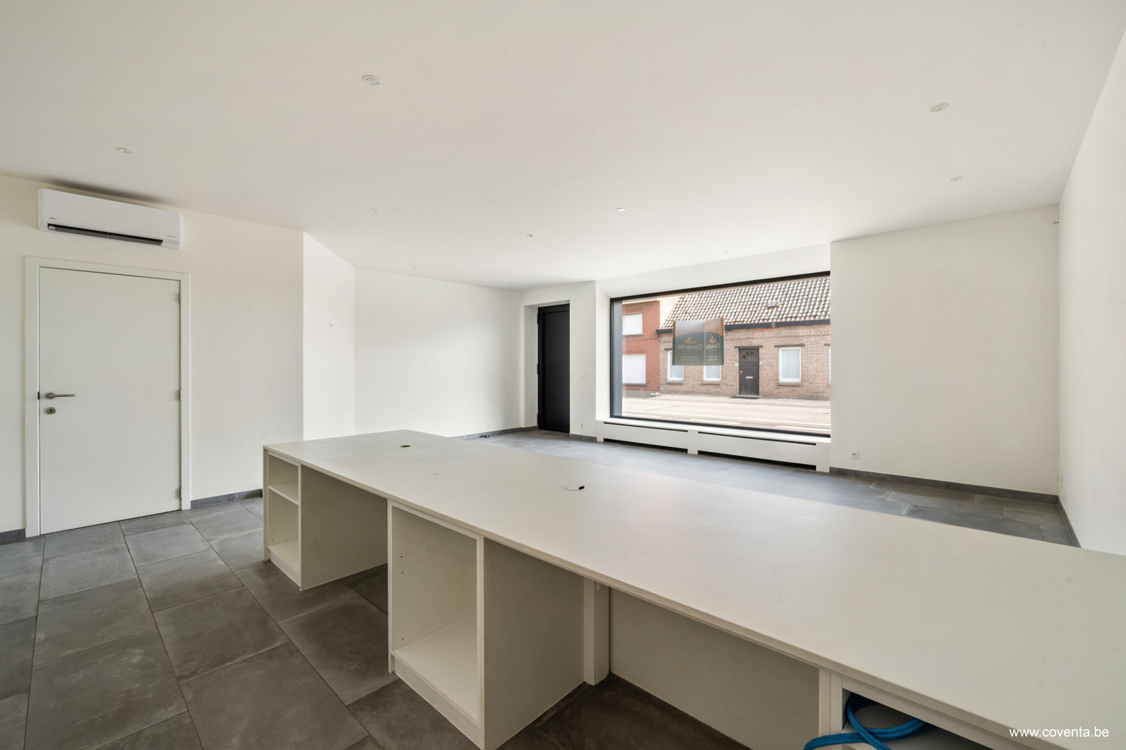 Ruime woonst met 6 slaapkamers, loods/magazijn en commerciële mogelijkheden te Zwevegem. - foto 4